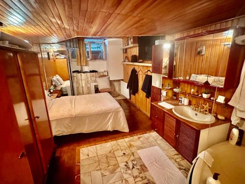 - une chambre avec un lit et un lavabo dans l'établissement Paris Trocadéro, à Paris