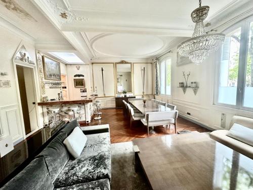 un salon avec un canapé et une table dans l'établissement Paris Trocadéro, à Paris