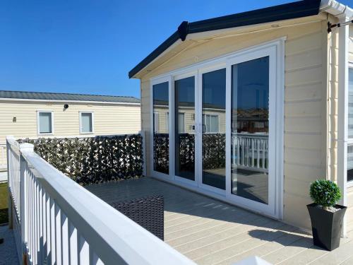 eine Terrasse mit Glasschiebetüren an einem Haus in der Unterkunft Covesea View in Lossiemouth