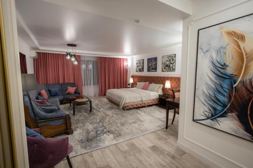 Metelitsa Hotel في كاراغاندي: غرفة نوم مع سرير وغرفة معيشة