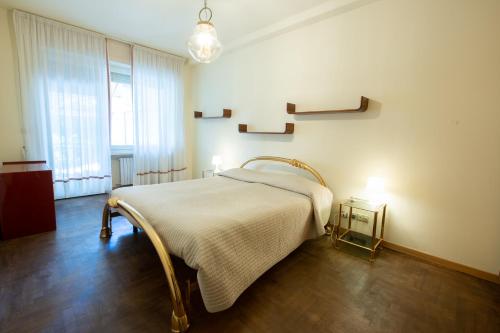 - une chambre avec un lit dans une pièce dotée d'une fenêtre dans l'établissement Elegante appartamento di 200 mq con vista a Sanremo, à Sanremo