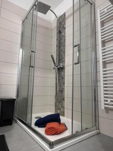 La salle de bains est pourvue d'une douche et d'une baignoire avec une serviette. dans l'établissement Super Studio centre ville d'Ajaccio, à Ajaccio