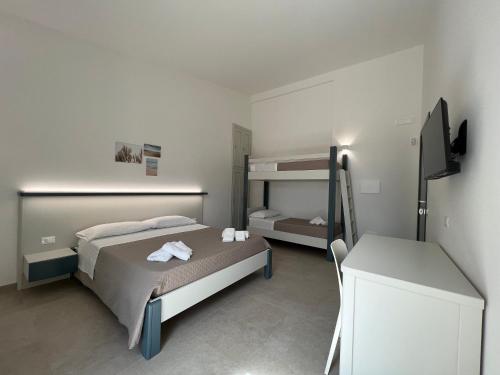 ein Schlafzimmer mit einem Bett und einem Etagenbett in der Unterkunft Perla D'Oriente in Otranto