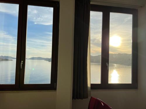 two windows in a room with a view of the water at L'angolo di Filo in Teulada