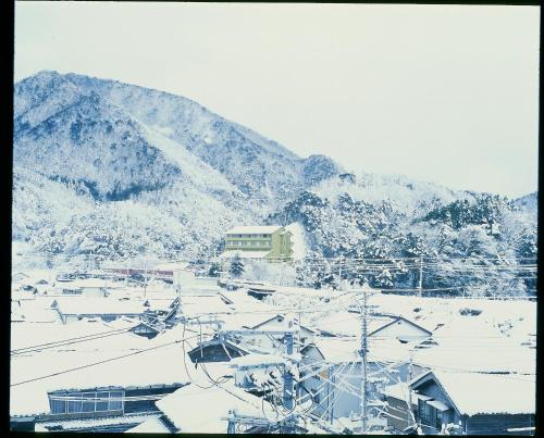 una montaña cubierta de nieve con un remonte en Kouragi, en Kami