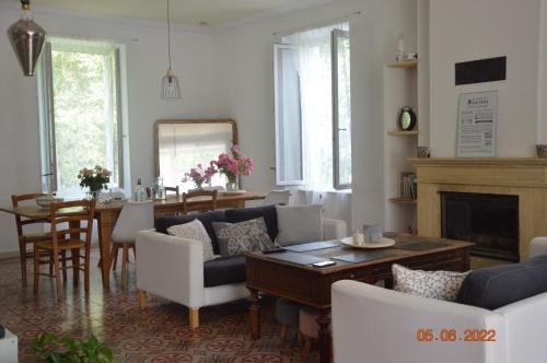 sala de estar con sofá y mesa en AUX GOUTS D'ANGELENE en Molières-sur-Cèze