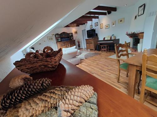 a living room with a table with shells on it at Luxuriöse Ferienwohnung, Vorort von Saarbrücken in Saarbrücken