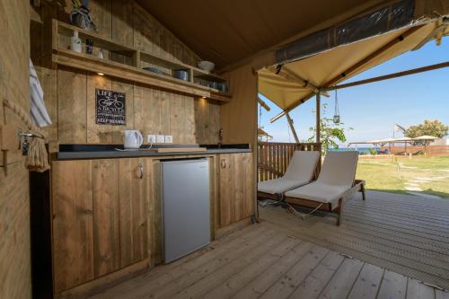 Rõdu või terrass majutusasutuses LOGOS Beach Village