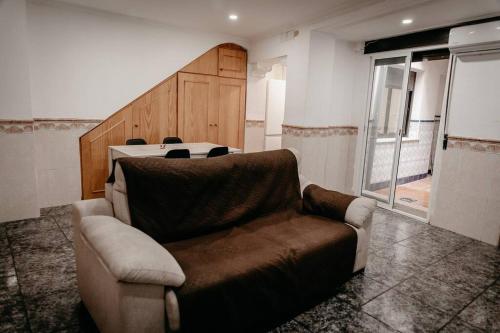 ein Wohnzimmer mit einem Sofa und einem Tisch in der Unterkunft Casa Lavanda in Villena