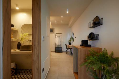um quarto com um corredor com uma mesa e uma secretária em Mayu Suites em Pirgos