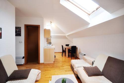 una sala de estar con un sofá y una mesa en Apartman Dačić, en Vrnjačka Banja
