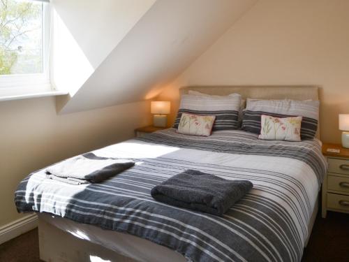 um quarto com uma cama grande com almofadas em Swans Nest - Uk43545 em Belford