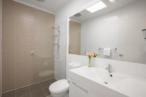 e bagno con servizi igienici, lavandino e doccia. di BOUTIQUE STAYS - Melrose Terrace, Townhouse in North Melbourne a Melbourne