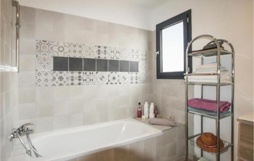 Bilik mandi di Gorgeous Home In Caumont Sur Durance