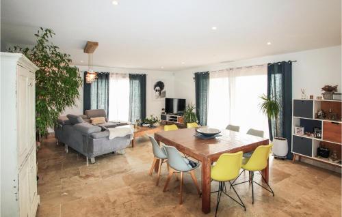 Ruang duduk di Gorgeous Home In Caumont Sur Durance