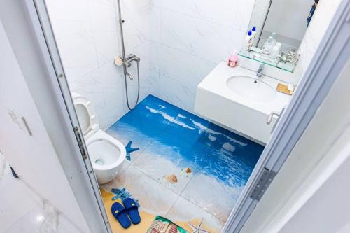 a bathroom with a sink and a toilet in a shower at Happiest Homestay 2 - Manor Crown Hue in Thôn Trường Giang