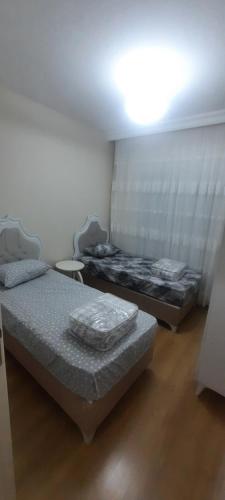 two beds in a small room withthritisthritisthritisthritisthritisthritisthritisthritisthritis at مجمع انوفيا2 in Esenyurt