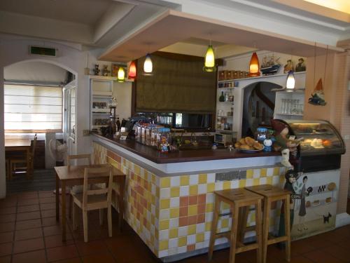 cocina con encimera y algunas mesas y sillas en Oia Cafe B&B, en Taitung