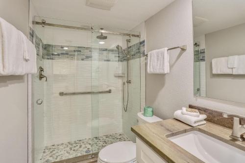 y baño con ducha, aseo y lavamanos. en Land's End 9-304 Beach Front - Premier, en St Pete Beach