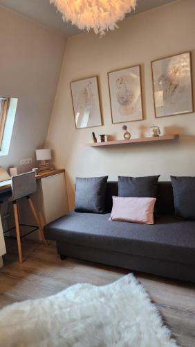 un salon avec un canapé et un bureau dans l'établissement Cozy Studio Paris 16ème - Arc de Triomphe, Champs Elysées & Trocadero, à Paris