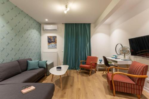 un soggiorno con divano e tavolo di The Caravan Apartments a Salonicco