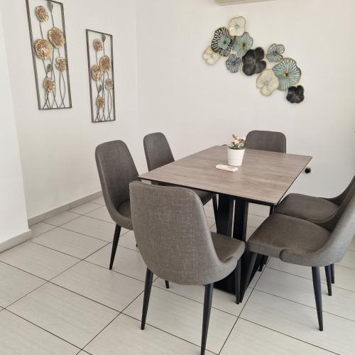 Area tempat duduk di PERNERA 33 Beach House