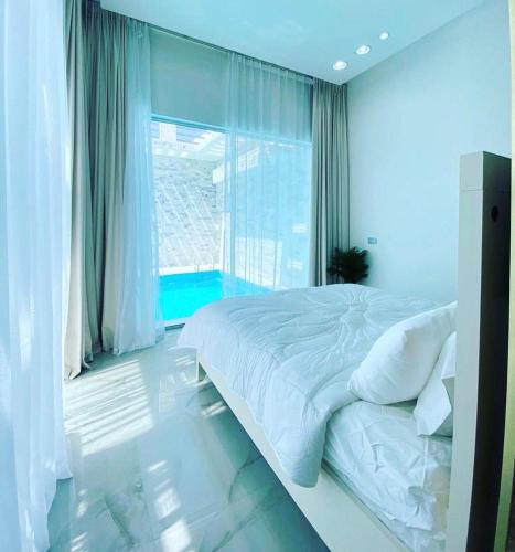 巴卡的住宿－شاليه الملكيه，一间卧室设有一张大床和一个大窗户