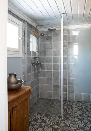 a bathroom with a shower with a glass door at Kerttula in Skinnarby