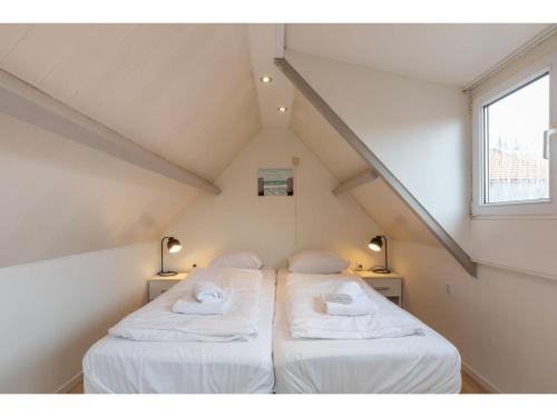 1 Schlafzimmer mit 2 Betten im Dachgeschoss in der Unterkunft cozy holiday home in the centre of Zoutelande in Zoutelande