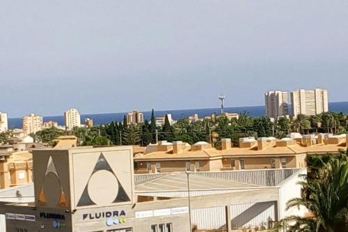 uma vista para uma cidade com edifícios altos em San juan de Alicante 450 € la Semana em San Juan de Alicante