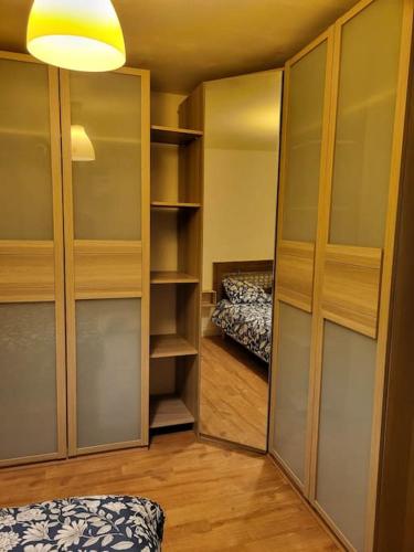 une chambre avec des étagères et une chambre avec un lit dans l'établissement domaine du nuton sauvage, à Charleville-Mézières