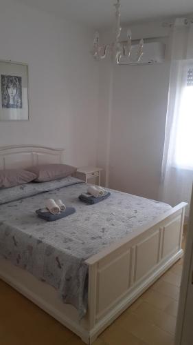 una camera da letto con un letto e asciugamani di Central Station House a Santa Marinella