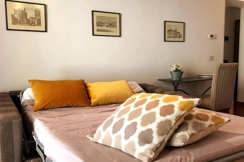 ein Sofa mit Kissen darauf im Wohnzimmer in der Unterkunft Maila Apartments 25min from Florence in Prato