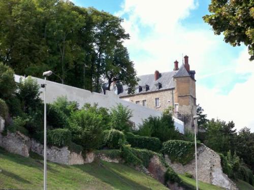 an old house on a hill with a wall at studio privé Centre Saint Louis in Montargis
