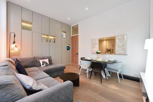 uma sala de estar com um sofá e uma mesa em London Choice Apartments - Covent Garden - Leicester Square em Londres