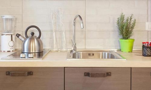 a kitchen sink with a tea kettle on it at CALIMARA18 25" from Florence AC SmartTV in Prato