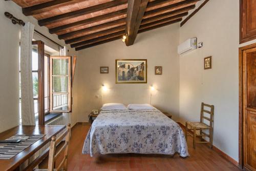 een slaapkamer met een bed in een kamer met houten plafonds bij Villa Rinascimento Depandance in Santa Maria del Giudice
