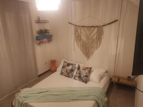 una piccola camera da letto con un letto con due cuscini sopra di La Lunar un espacio ideal para trabajar y conocer Medellín a Medellín