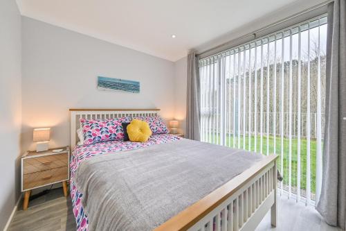 Katil atau katil-katil dalam bilik di Captivating 2-Bed Villa in Millendreath near Looe