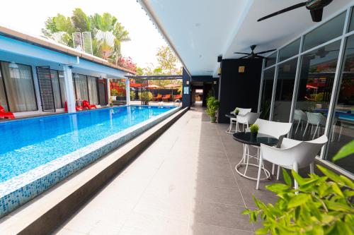 Bazén v ubytování The Villa Langkawi nebo v jeho okolí