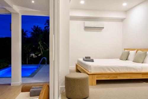 una camera con letto e una piscina di PRIVATE POOL VILLA I Sea & Mountain Views - Privacy a Chaweng Noi Beach