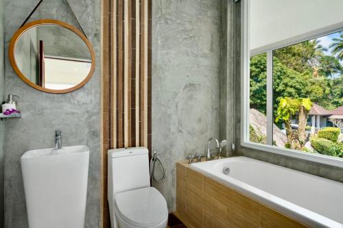 bagno con servizi igienici, vasca e finestra di PRIVATE POOL VILLA I Sea & Mountain Views - Privacy a Chaweng Noi Beach