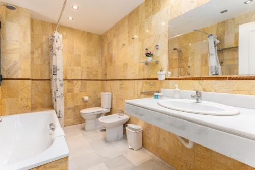 łazienka z umywalką, toaletą i wanną w obiekcie Apartamento Marbella Playa Av Nabeul w Marbelli
