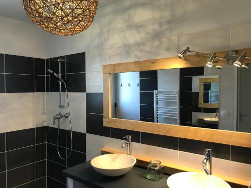 Coeurs fidèles في فالون بون دارك: حمام به مغسلتين ومرآة