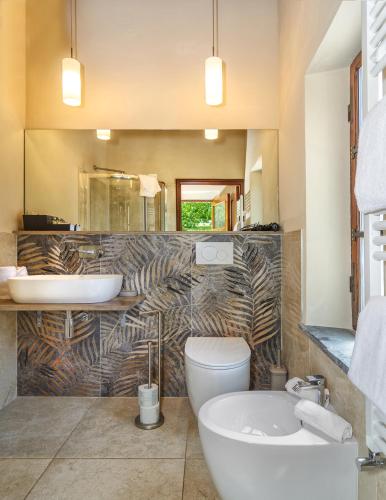 a bathroom with a toilet and a sink and a tub at Villa Rinascimento Depandance in Lucca