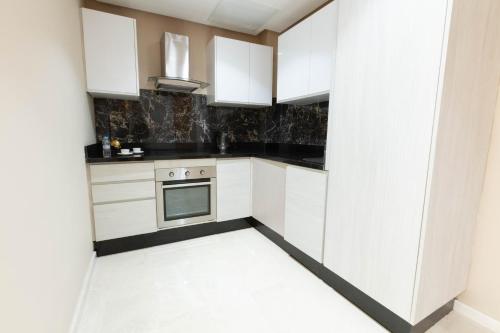Η κουζίνα ή μικρή κουζίνα στο ZEN Suites Hotel Massira