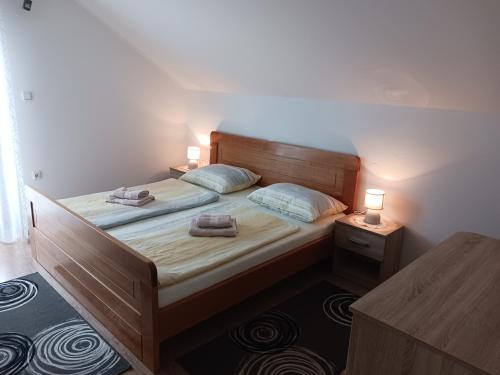 克拉斯諾波利耶的住宿－M & J，一间卧室配有一张床,上面有两条毛巾