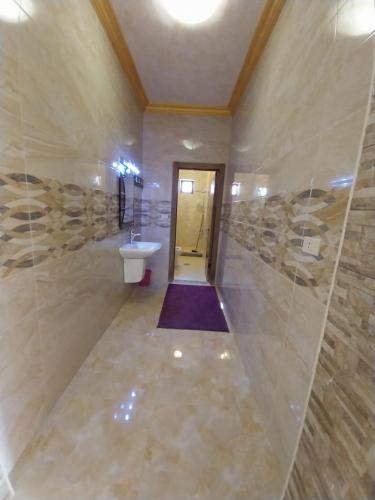 baño grande con lavabo y aseo en Four session apartments jarash, en Jerash