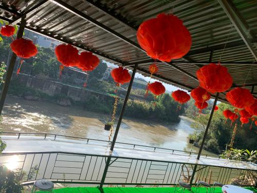widok na rzekę z czerwonymi papierowymi latarniami w obiekcie Changi homestay and motobike for rent w mieście Hà Giang