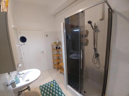 La salle de bains est pourvue d'une douche et d'un lavabo. dans l'établissement Miky M House B&B, à Cagliari